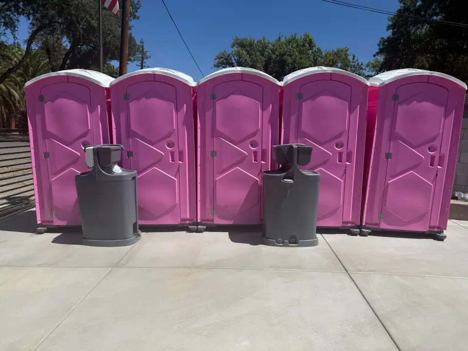 Freestanding portable handwashing station